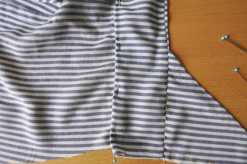 Střih a návod jak ušít dámské dlouhé šaty s rozparkem a širokými ramínky - zadní díly