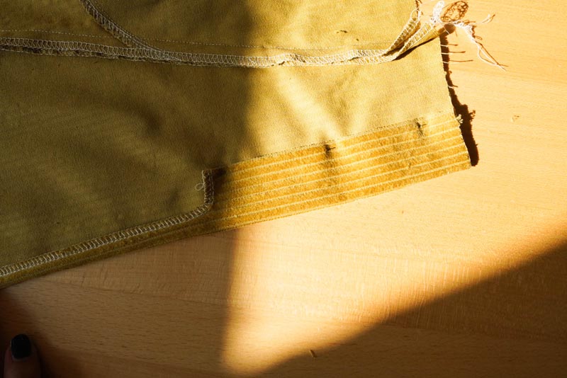 Jak ušít manšestrovou sukni (šití zapínání na knoflíky)