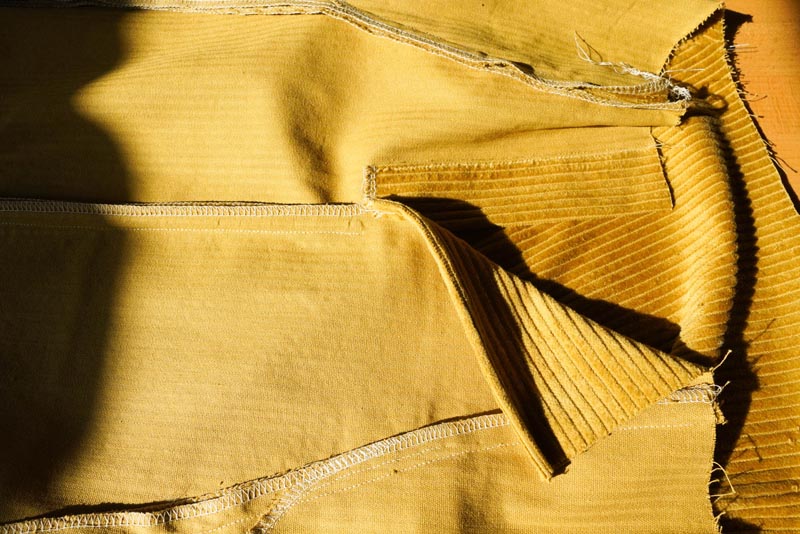 Jak ušít manšestrovou sukni (šití zapínání na knoflíky)