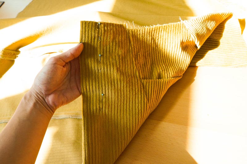 Jak ušít manšestrovou sukni (šití zapínání na knoflíky)