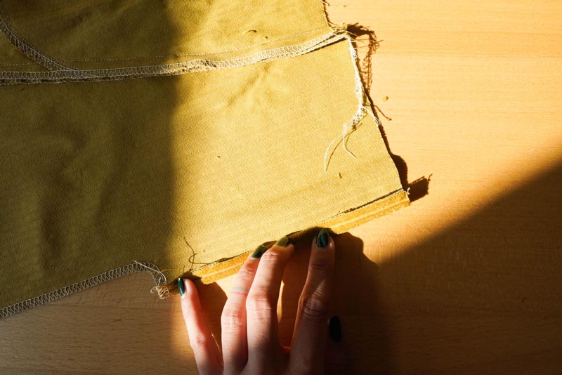 Jak ušít manšestrovou sukni (šití zapínání na knoflíky)