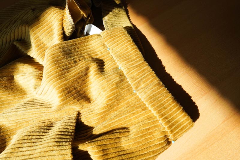 Jak ušít dámskou manšestrovou sukni (všití pásku do sukně)