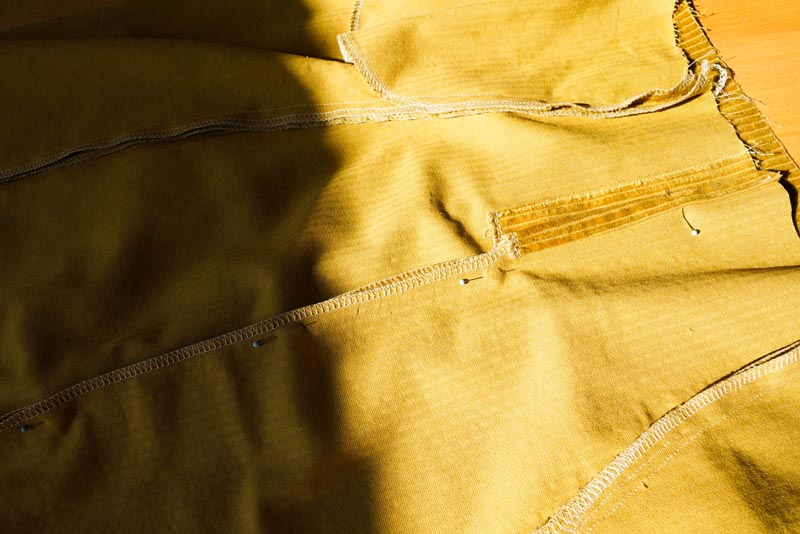 Jak ušít manšestrovou sukni (šití zapínání na knoflíky)