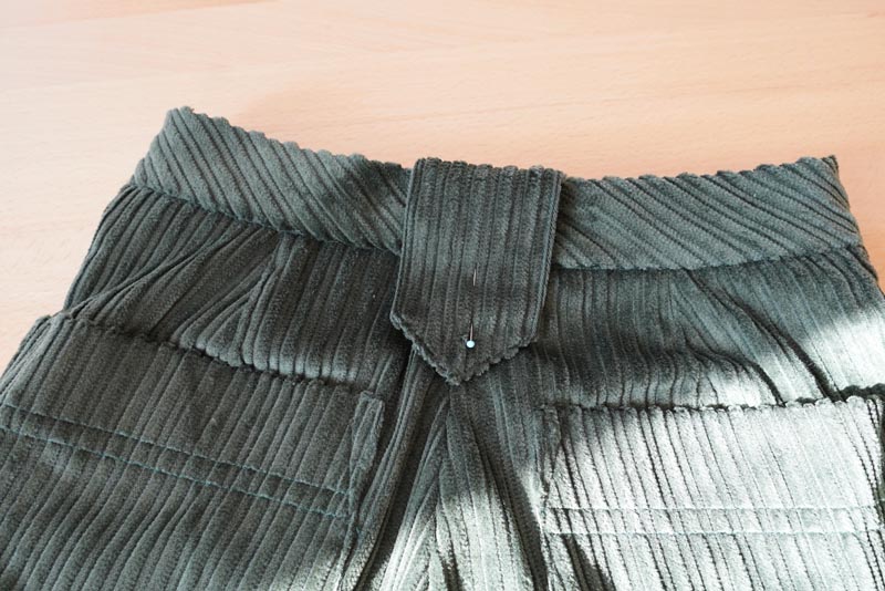 Podrobný návod na šití manšestráků - očka na pásek