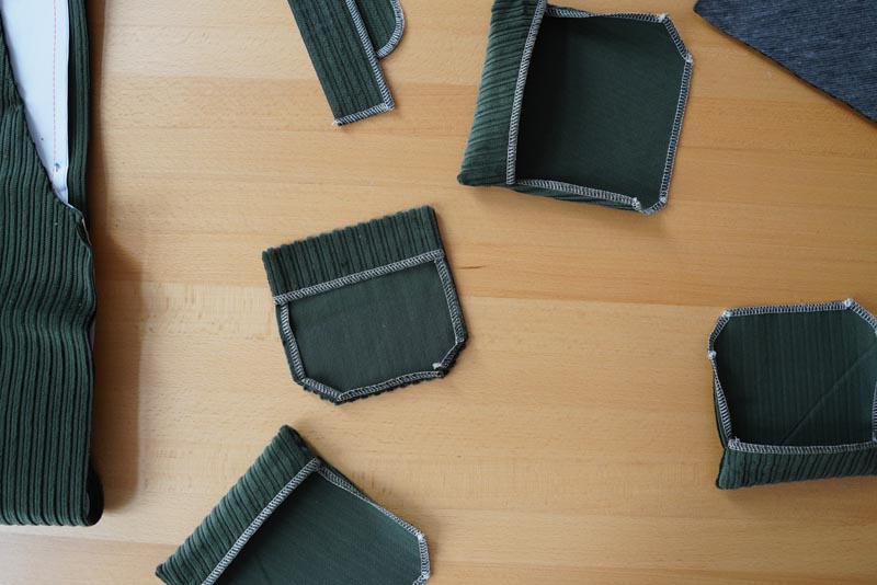 Jak ušít manšestrové kalhoty - zadní nakládané kapsy