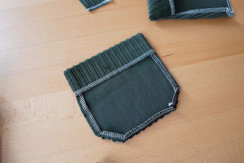 Jak ušít manšestrové kalhoty - zadní nakládané kapsy