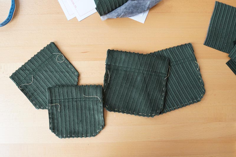 Jak ušít manšestrové kalhoty - zadní nakládané kapsy