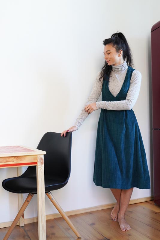 Podrobný návod jak ušít dámské manšestrové šaty (+ střih ve velikostech 32–60)