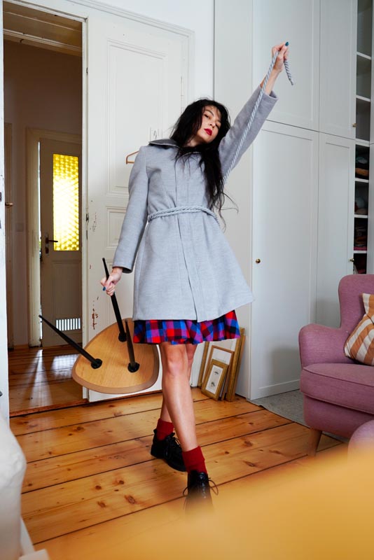 Střih a návod na šití dámského kabátu s podšívkou,  kapucí a stahováním v pase