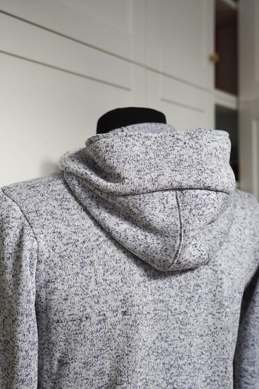 Střih a návod na šití: pánská mikina s kapucí a klokankou