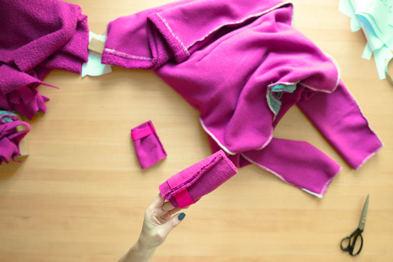 Střih a návod jak ušít chlupatou mikinu s kapucí - rukávy stažené gumičkou