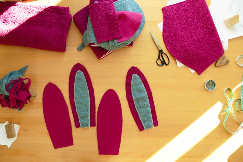 Střih a návod jak ušít chlupatou mikinu s kapucí - ouška