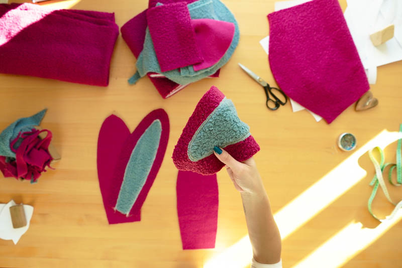 Střih a návod jak ušít chlupatou mikinu s kapucí - ouška