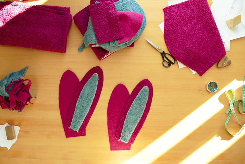 Střih a návod jak ušít chlupatou mikinu s kapucí - ouška