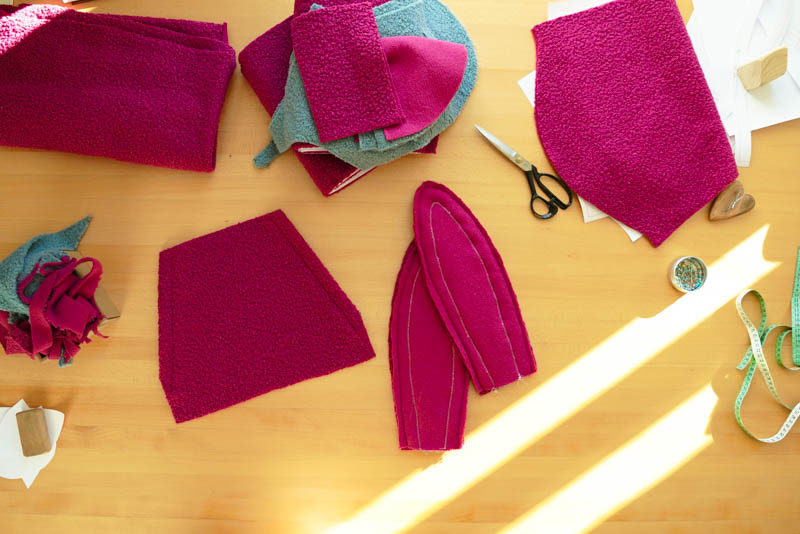 Střih a návod jak ušít chlupatou mikinu s kapucí - ouška a kapsa