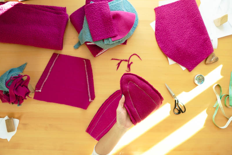 Střih a návod jak ušít chlupatou mikinu s kapucí - ouška a kapsa