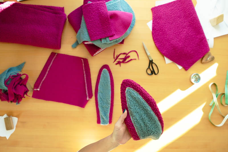 Střih a návod jak ušít chlupatou mikinu s kapucí - ouška a kapsa