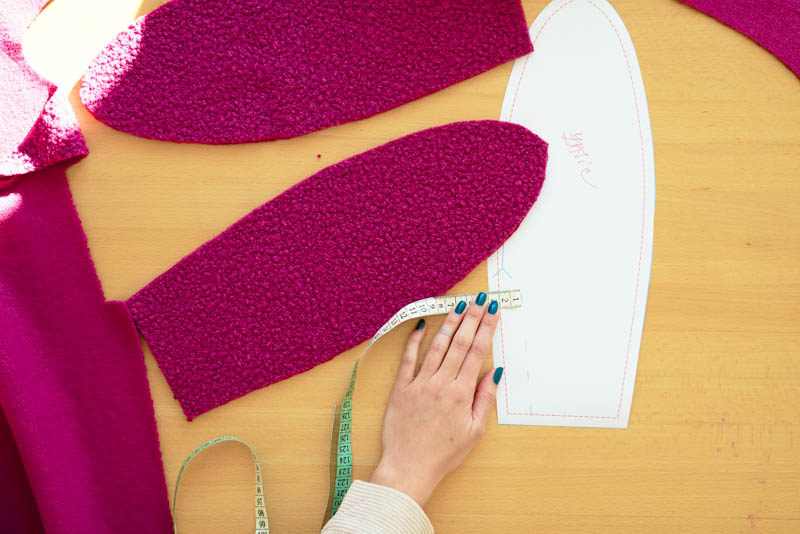 Střih a návod jak ušít chlupatou mikinu s kapucí - Ouška nebo dinosauří ostny do kapuce