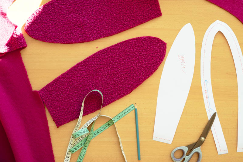 Střih a návod jak ušít chlupatou mikinu s kapucí - Ouška nebo dinosauří ostny do kapuce