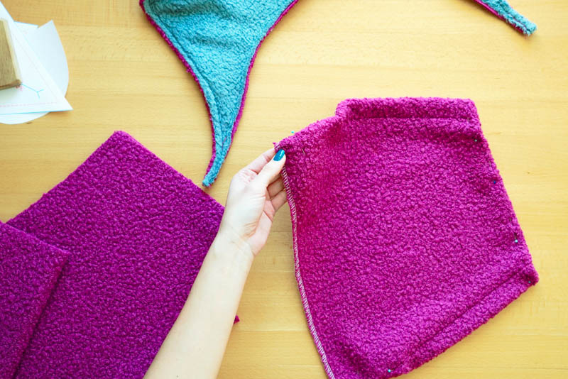 Střih a návod jak ušít chlupatou mikinu s kapucí - příprava kapsy (klokanky)