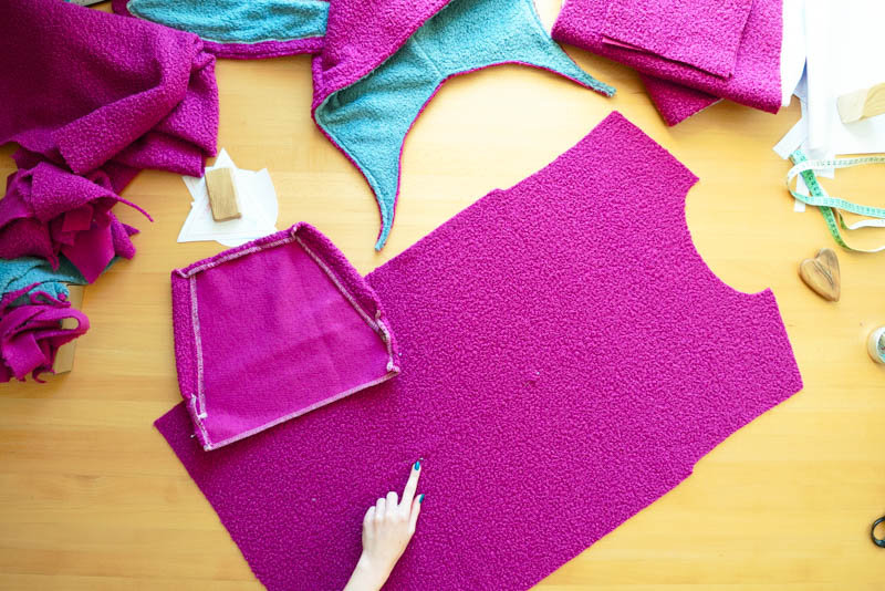 Střih a návod jak ušít chlupatou mikinu s kapucí - našití kapsy (klokanky)