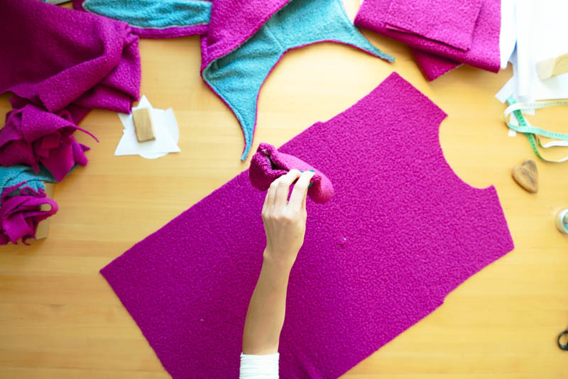 Střih a návod jak ušít chlupatou mikinu s kapucí - našití kapsy (klokanky)