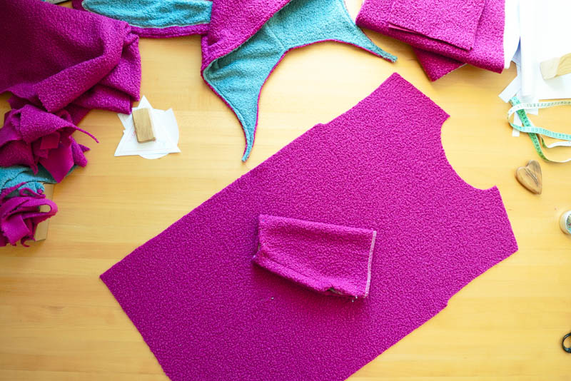 Střih a návod jak ušít chlupatou mikinu s kapucí - našití kapsy (klokanky)