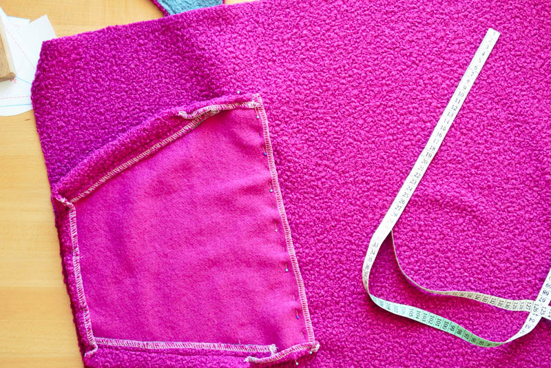 Střih a návod jak ušít chlupatou mikinu s kapucí - našití kapsy (klokanky)