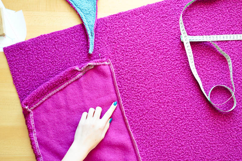 Střih a návod jak ušít chlupatou mikinu s kapucí - našití kapsy (klokanky)