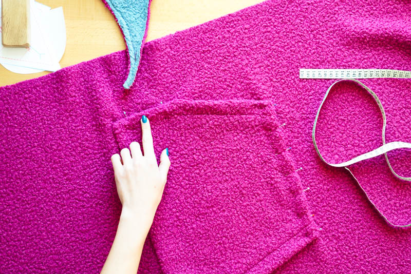 Střih a návod jak ušít chlupatou mikinu s kapucí - našití kapsy (klokanky)