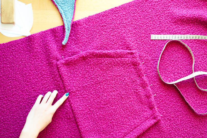 Střih a návod jak ušít chlupatou mikinu s kapucí - našití kapsy (klokanky)