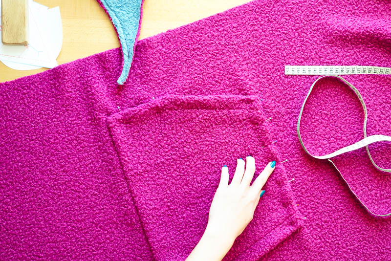 Střih a návod jak ušít chlupatou mikinu s kapucí - našití kapsy (klokanky)