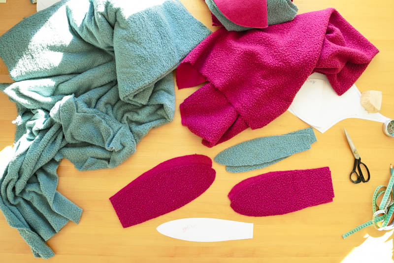 Střih a návod jak ušít chlupatou mikinu s kapucí - Ouška nebo dinosauří ostny do kapuce