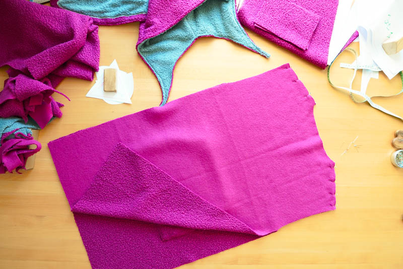 Střih a návod jak ušít chlupatou mikinu s kapucí - sešití ramenních švů