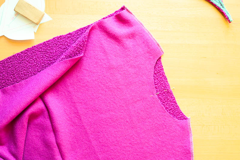 Střih a návod jak ušít chlupatou mikinu s kapucí - sešití ramenních švů