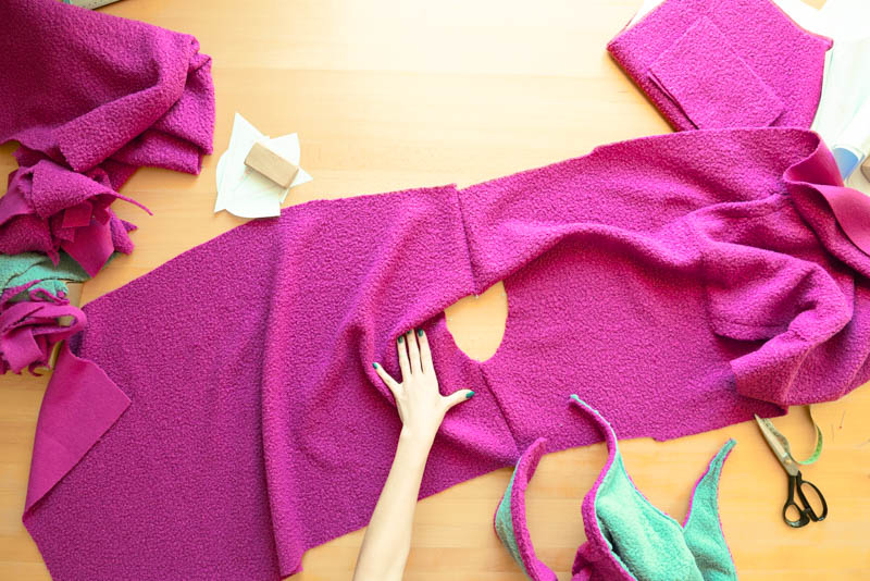 Střih a návod jak ušít chlupatou mikinu s kapucí - všití kapuce