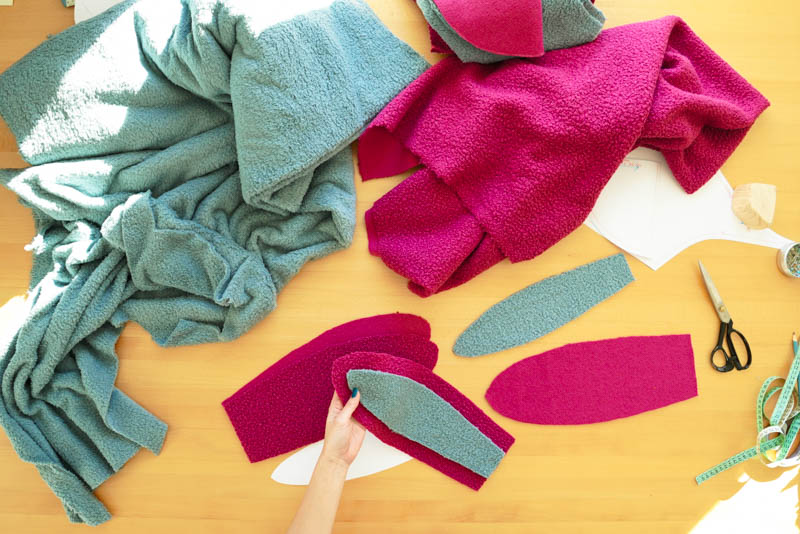 Střih a návod jak ušít chlupatou mikinu s kapucí - Ouška nebo dinosauří ostny do kapuce