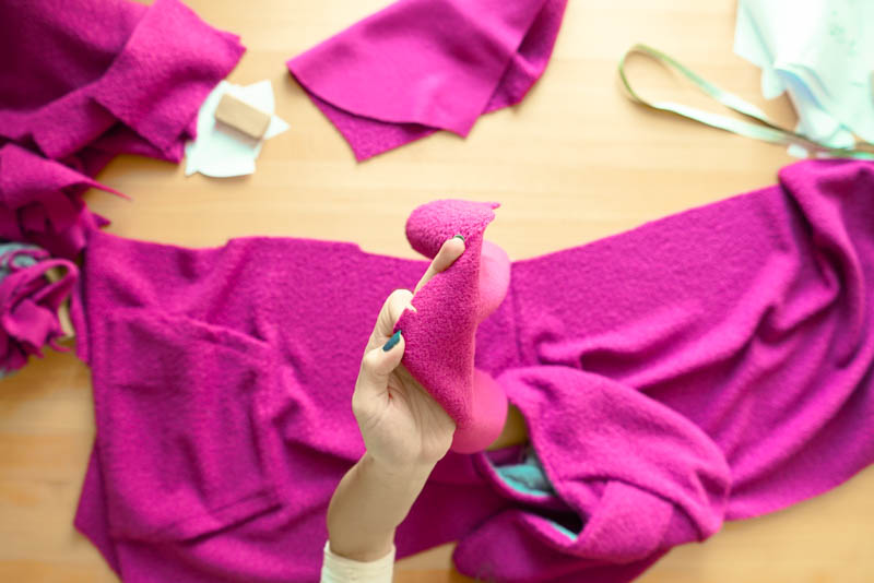 Střih a návod jak ušít chlupatou mikinu s kapucí - našití rukávů