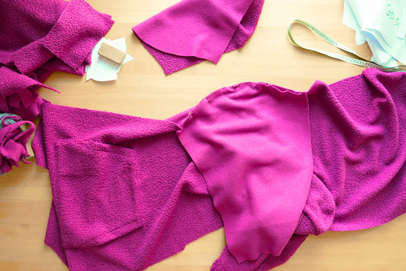 Střih a návod jak ušít chlupatou mikinu s kapucí - našití rukávů