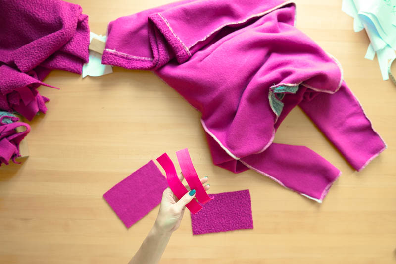 Střih a návod jak ušít chlupatou mikinu s kapucí - rukávy stažené gumičkou