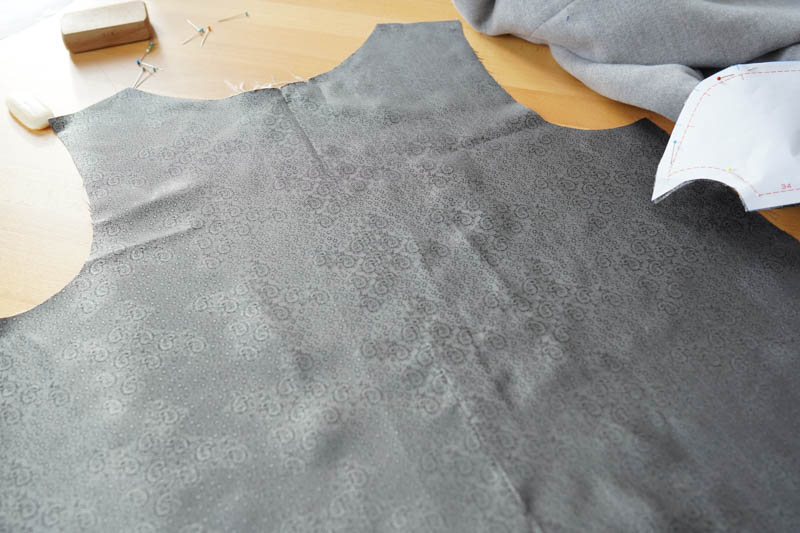 Jak vypodšívkovat kabát - podšívka zadního dílu se záhybem