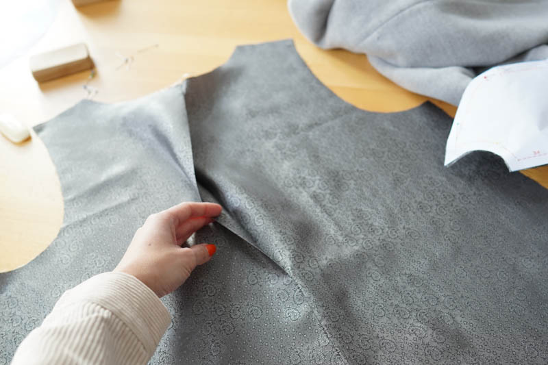 Jak vypodšívkovat kabát - podšívka zadního dílu se záhybem