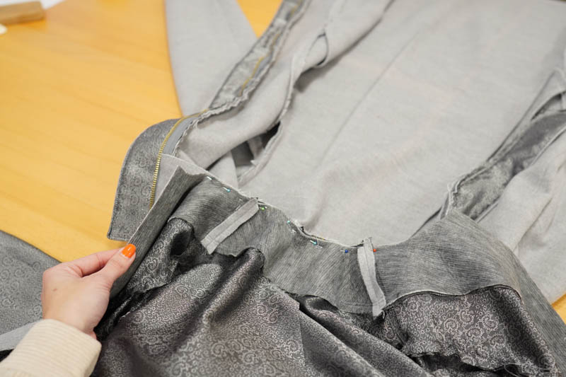 Jak ušít elegantní dámský kabát  - všití podšívky do kabátu