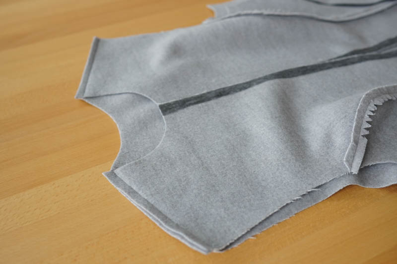 Jak ušít elegantní dámský kabát s podšívkou - ušití ramenních švů