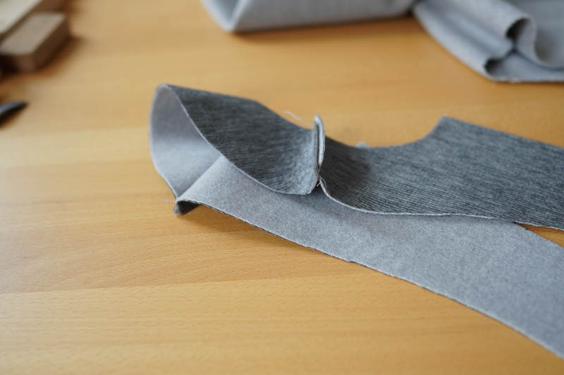 Jak ušít elegantní dámský kabát s podšívkou - všití kapuce a podsádky