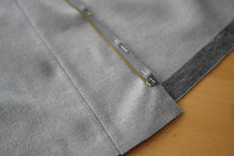 Jak ušít elegantní dámský kabát s podšívkou - všití zipu s podkrytem a nákrytem