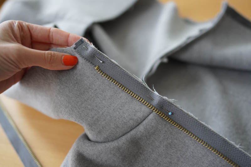 Jak ušít elegantní dámský kabát s podšívkou - všití zipu s podkrytem a nákrytem