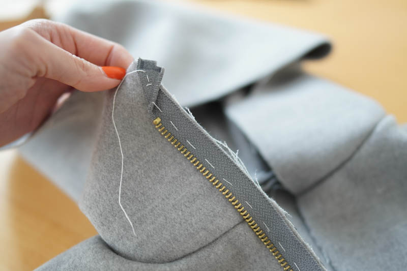 Jak ušít elegantní dámský kabát s podšívkou - všití zipu s podkrytem a nákrytem