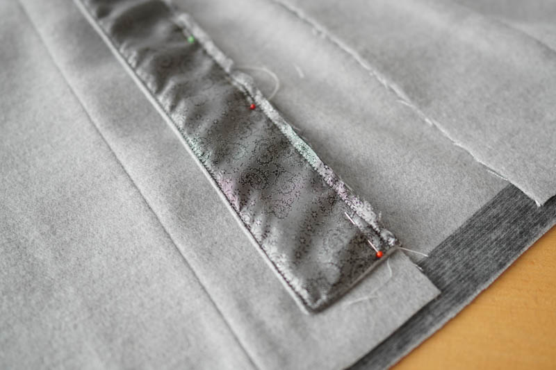 Jak ušít elegantní dámský kabát s podšívkou - všití zipu s podkrytem a nákrytem