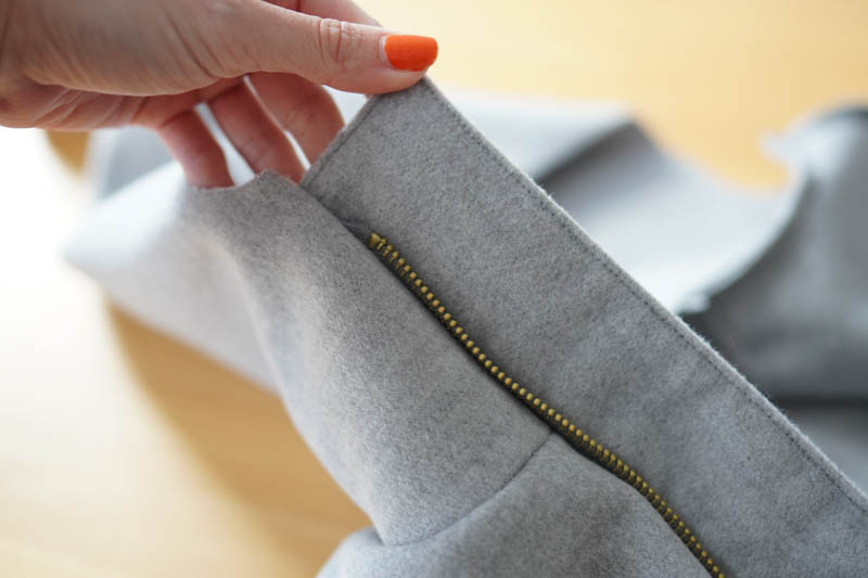 Jak ušít elegantní dámský kabát s podšívkou - všití zipu s podkrytem a nákrytem